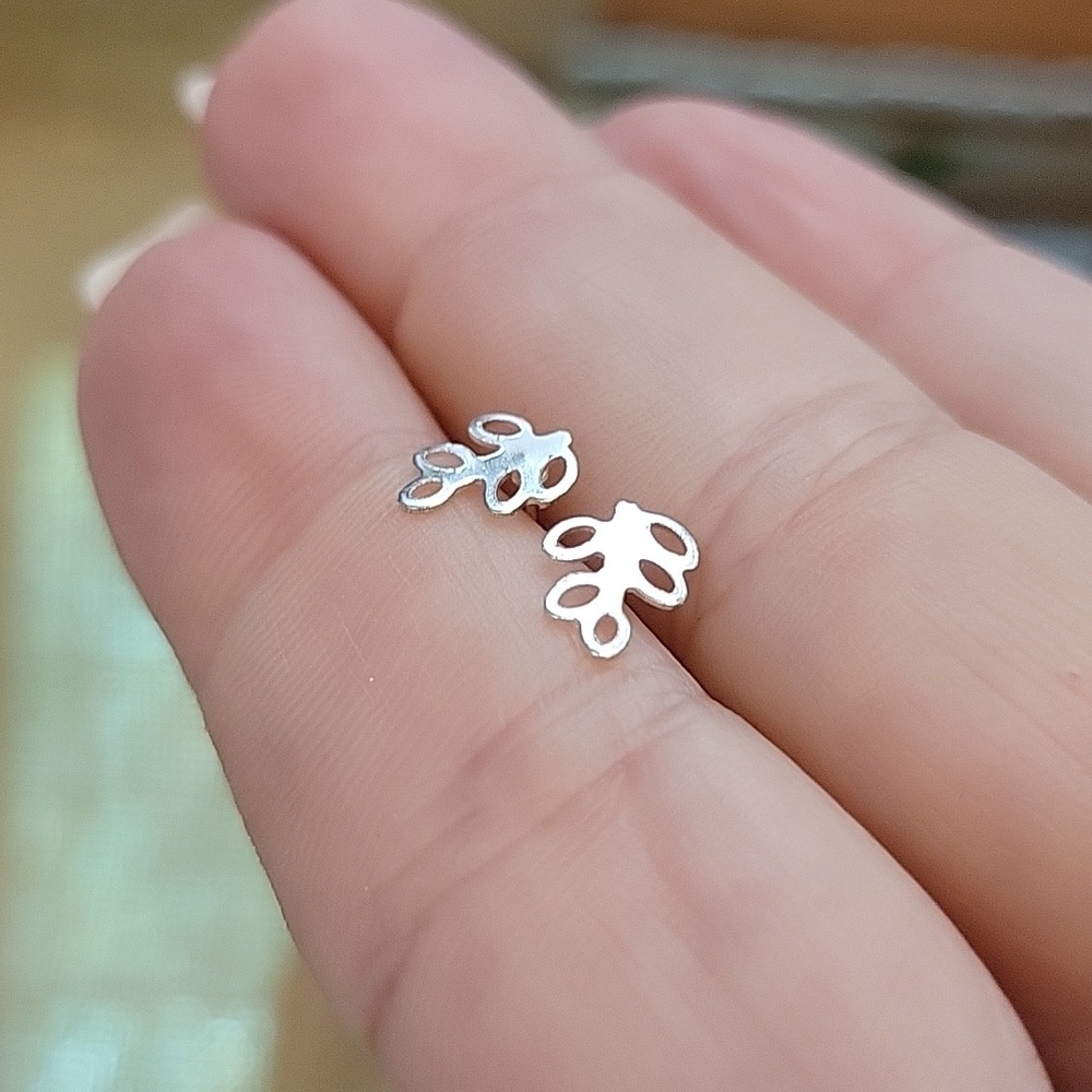 🔥LAST PAIR🔥 Tiny Botanical Stud Earrings - Picture 5 of 6